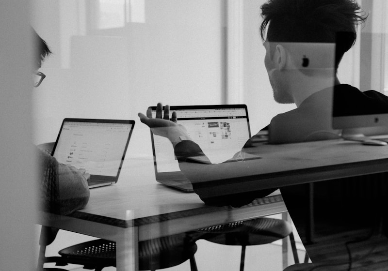Operations leaders running a cross-functional workflow planning session